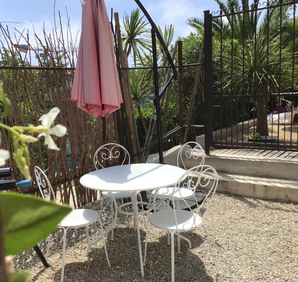 2 Pieces Rez-De-Jardin Dans Maison Avec Piscine วิลล์เนิฟ-ลูเบ ภายนอก รูปภาพ