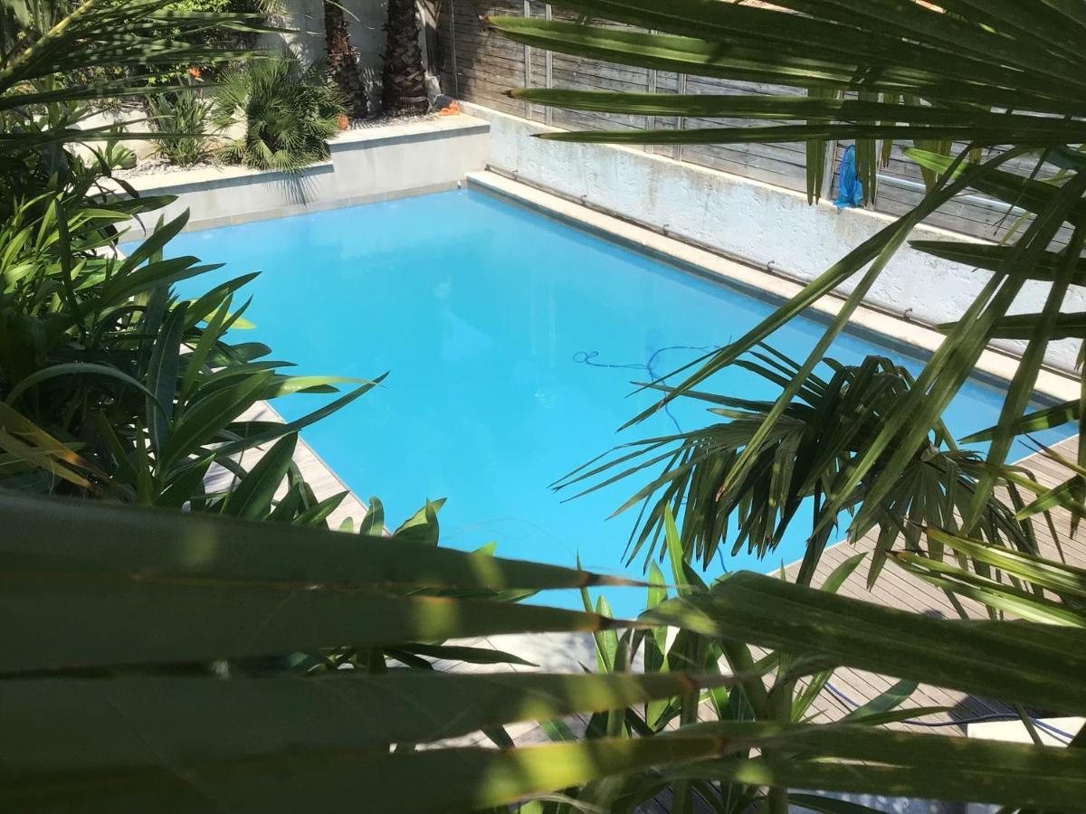 2 Pieces Rez-De-Jardin Dans Maison Avec Piscine วิลล์เนิฟ-ลูเบ ภายนอก รูปภาพ