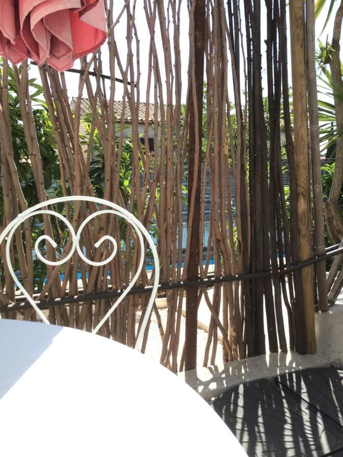 2 Pieces Rez-De-Jardin Dans Maison Avec Piscine วิลล์เนิฟ-ลูเบ ภายนอก รูปภาพ