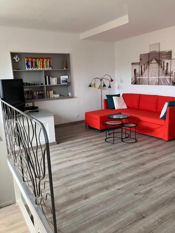2 Pieces Rez-De-Jardin Dans Maison Avec Piscine วิลล์เนิฟ-ลูเบ ภายนอก รูปภาพ