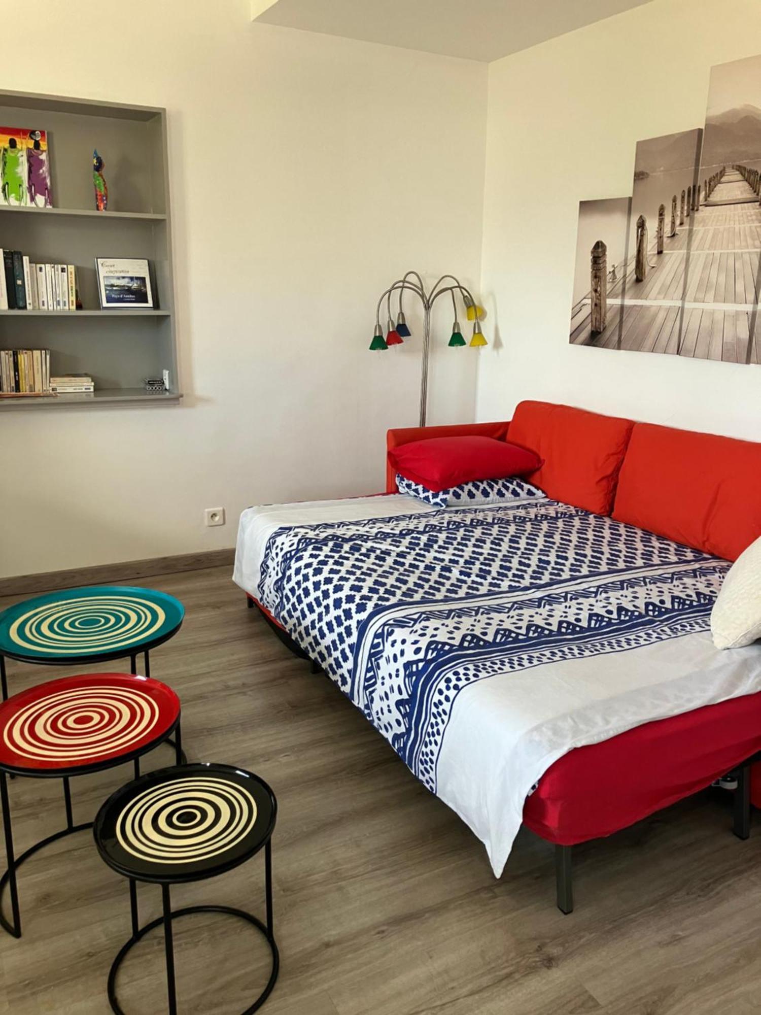 2 Pieces Rez-De-Jardin Dans Maison Avec Piscine วิลล์เนิฟ-ลูเบ ภายนอก รูปภาพ