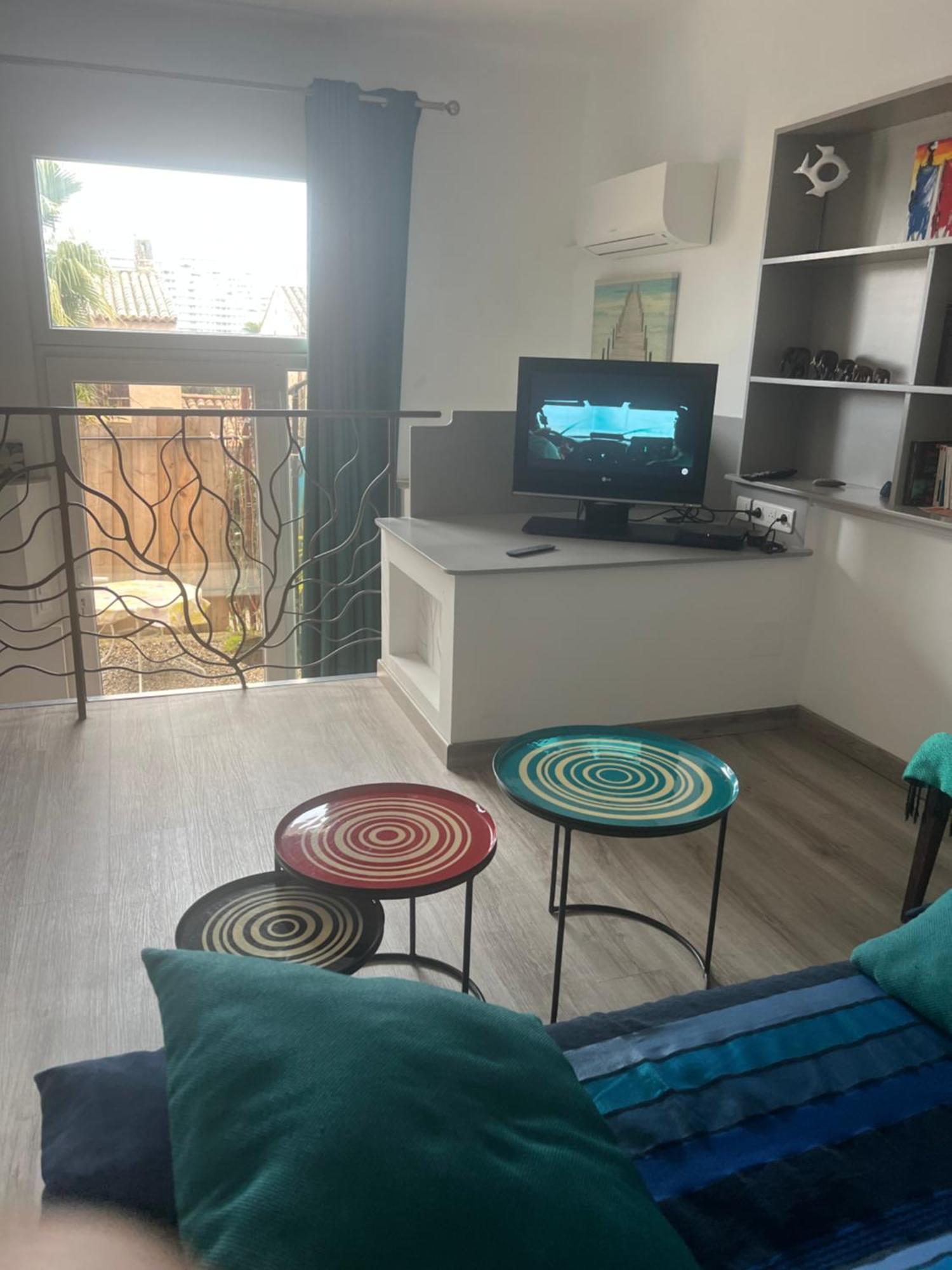 2 Pieces Rez-De-Jardin Dans Maison Avec Piscine วิลล์เนิฟ-ลูเบ ภายนอก รูปภาพ