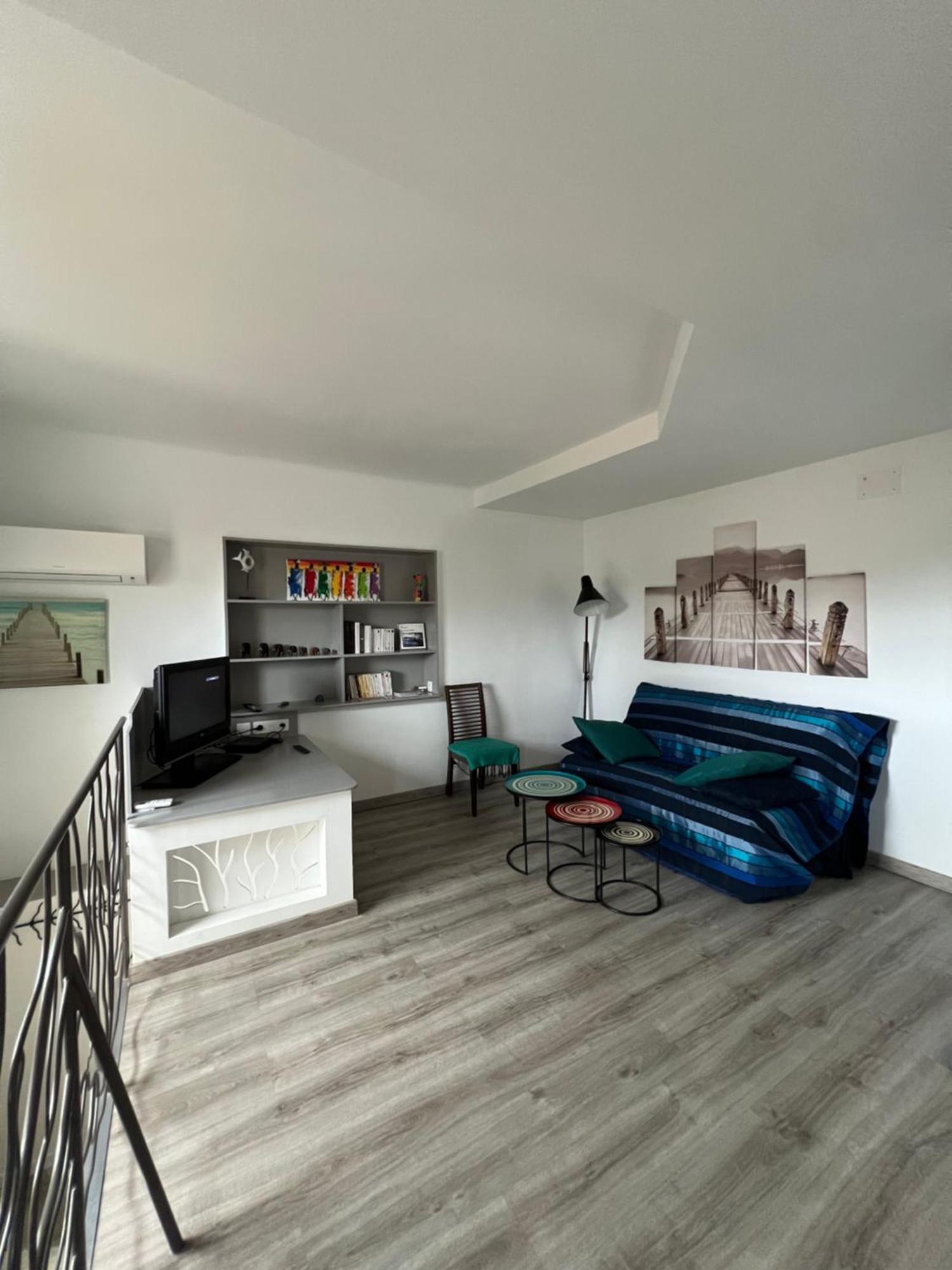2 Pieces Rez-De-Jardin Dans Maison Avec Piscine วิลล์เนิฟ-ลูเบ ภายนอก รูปภาพ