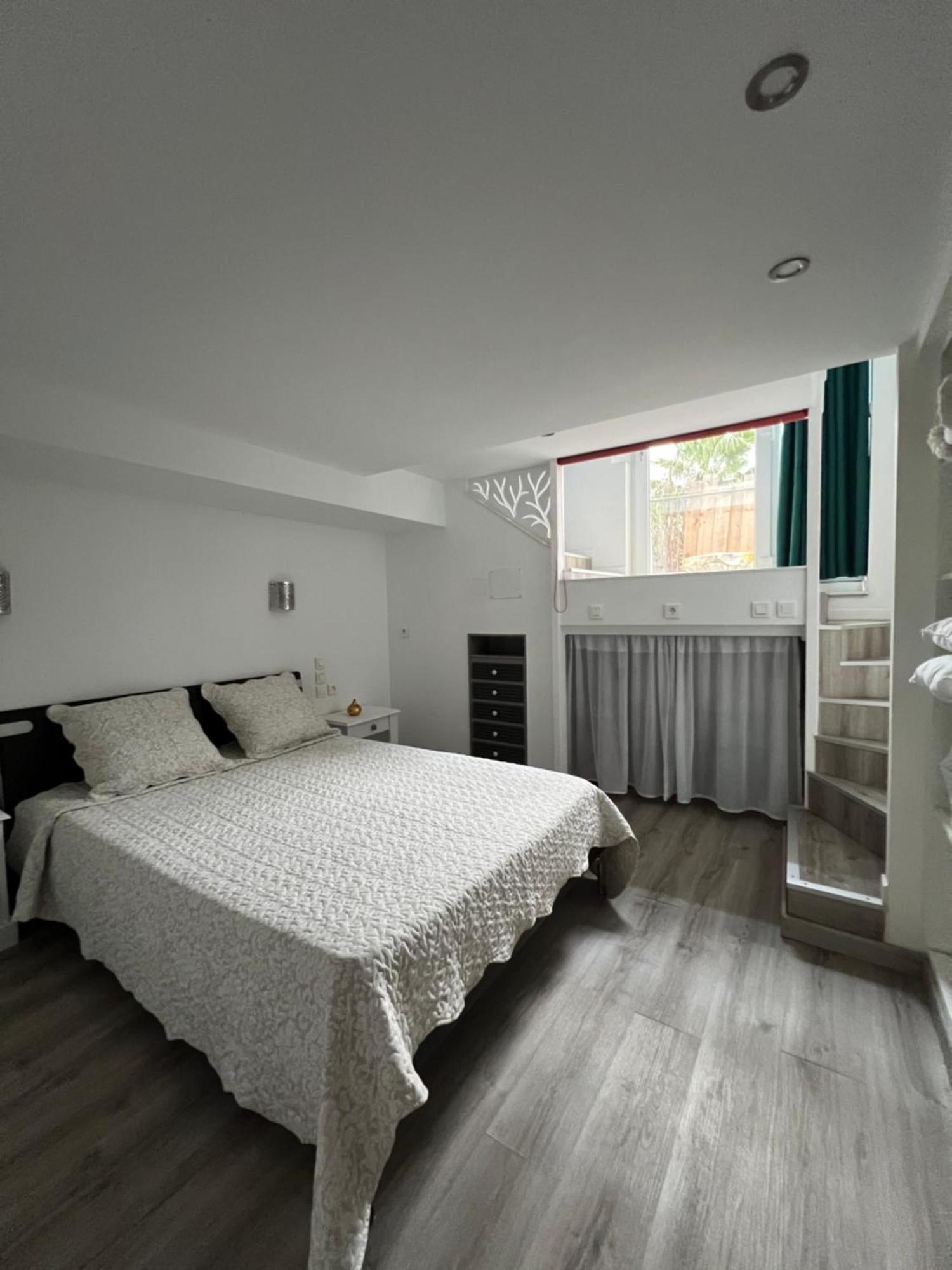 2 Pieces Rez-De-Jardin Dans Maison Avec Piscine วิลล์เนิฟ-ลูเบ ภายนอก รูปภาพ