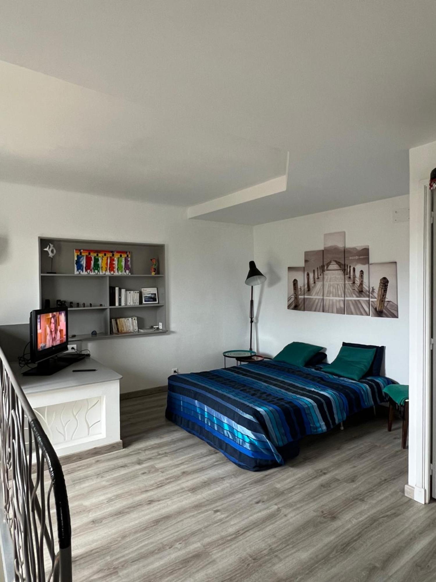 2 Pieces Rez-De-Jardin Dans Maison Avec Piscine วิลล์เนิฟ-ลูเบ ภายนอก รูปภาพ